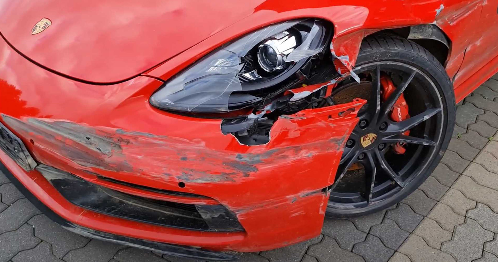 Red Porsche 718 Cayman GTS wrecked in Nürburgring